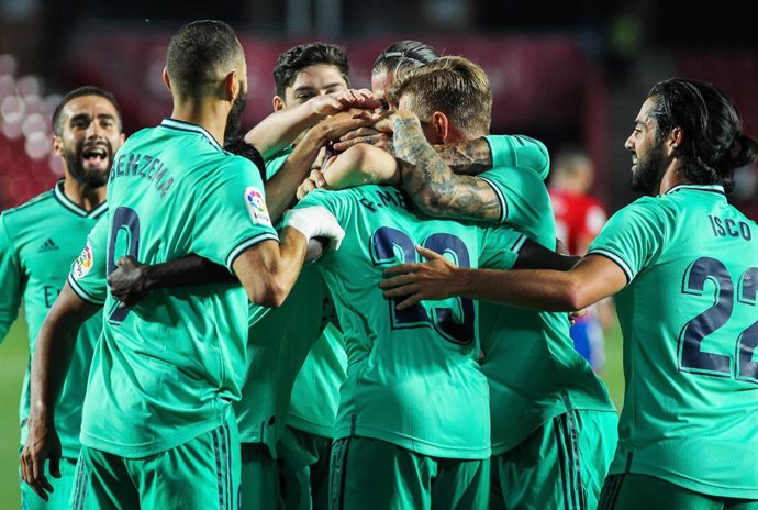 Los jugadores del Real Madrid celebrando el gol de Mendy en Granada