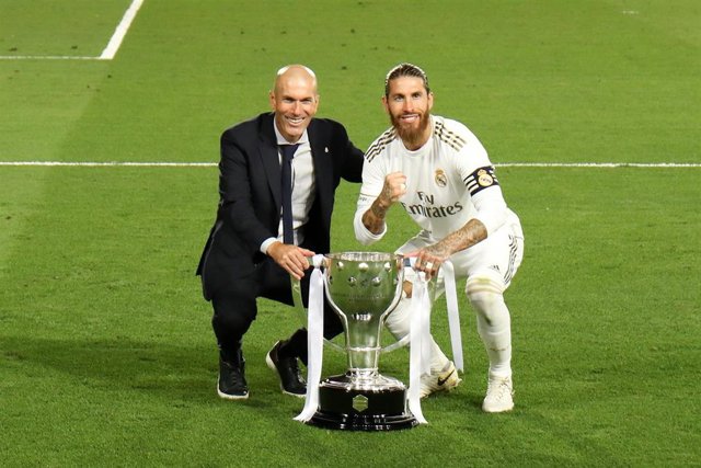Zidane posa con Sergio Ramos y el trofeo de campeón de LaLiga Santander 2019-2020