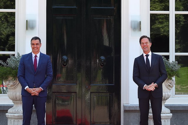 El presidente del Gobierno, Pedro Sánchez (i), momentos antes de su reunión con el primer ministro de Países Bajos, Mark Rutte (d), en La Haya (Países Bajos), a 13 de julio de 2020.