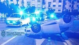 Vuelca un vehículo en la plaza de los Fueros de Pamplona.