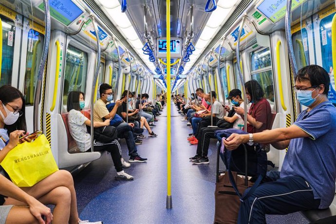 Pasajeros con mascarilla en el metro de Hong Kong