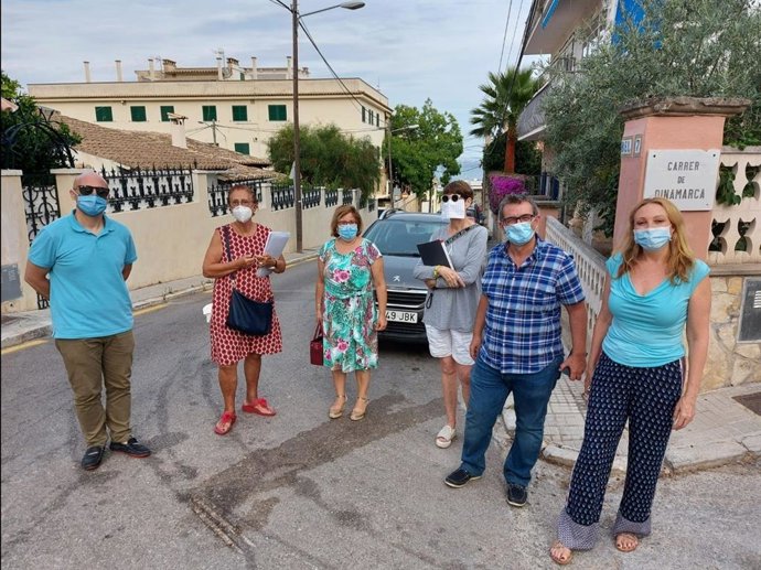 La portavoz del grupo municipal, Mercedes Celeste, junto con los regidores Montse Oliveras y David Díez, en su visita a la barriada.