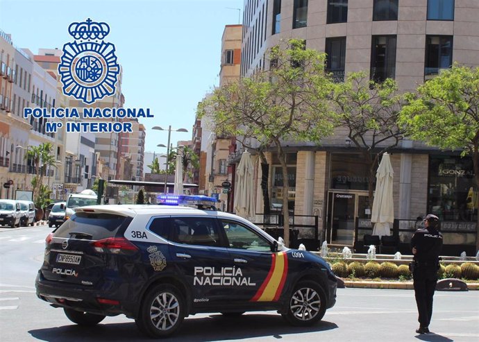 Un coche de la Policía Nacional en la Puerta de Purchena de Almería