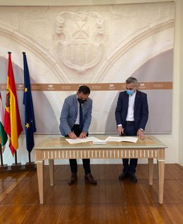 El Parlamento y la Universidad de La Rioja firman la adenda al convenio de colaboración para proyectos, becas y premios relacionados con los estudios de Derecho