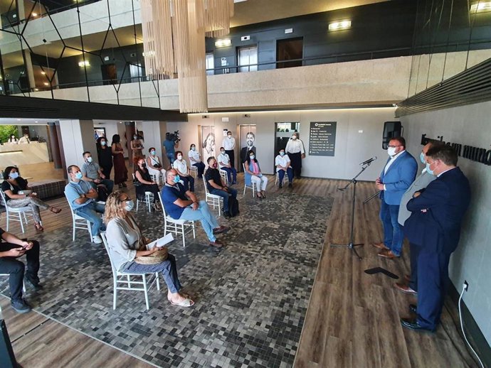 El alcalde de Mérida, Antonio Rodríguez Osuna, asiste a la reapertura del Hotel Las Lomas