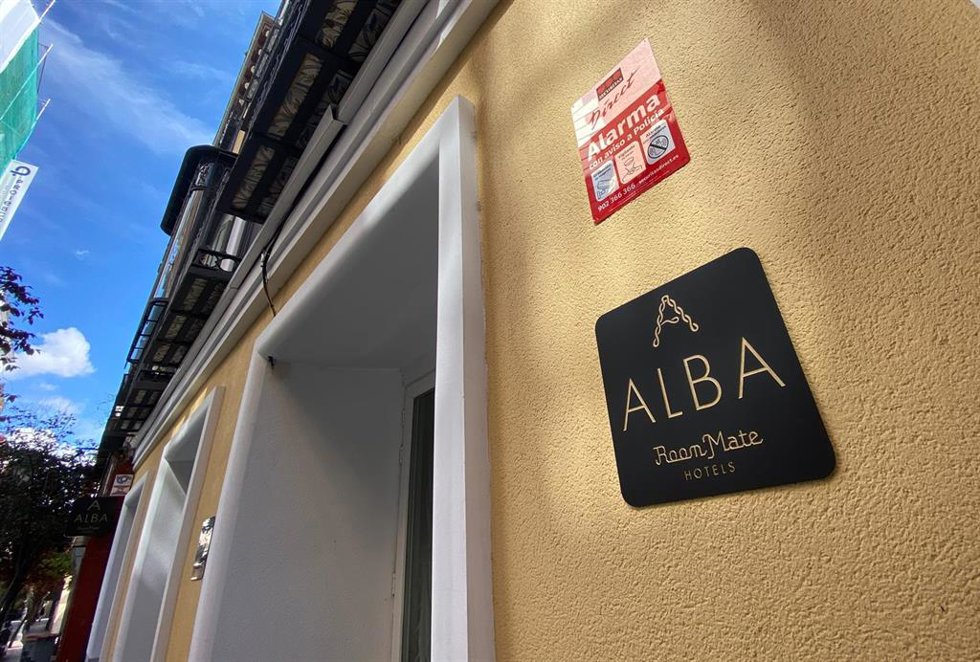 Entrada al hotel Room Mate Alba, en la calle de las Huertas de Madrid, uno de los dos hoteles donde serán trasladadas personas mayores de residencias que no estén afectados por coronavirus.