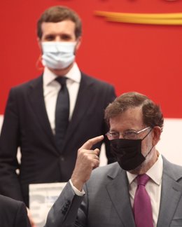 El líder del PP, Pablo Casado,  con el expresidente Mariano Rajoy durante  la presentación del libro 'El Banco Central Europeo. Propuestas de Reforma' del senador Fernando Martínez-Maíllo, en la Fundación ONCE, en Madrid.