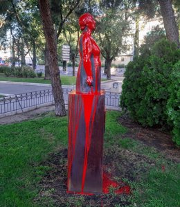 Imagen de la estatuta de 'La Pasionaria' en Leganés manchada con pintura roja.