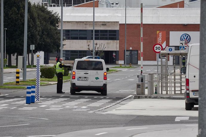 Acceso a la fábrica de Volkswagen Navara donde se realizan mediciones de temperatura corporal a los trabajadores que regresan a la actividad por turnos y con total normalidad en lo que es una vuelta progresiva al trabajo de producción planificado antes 