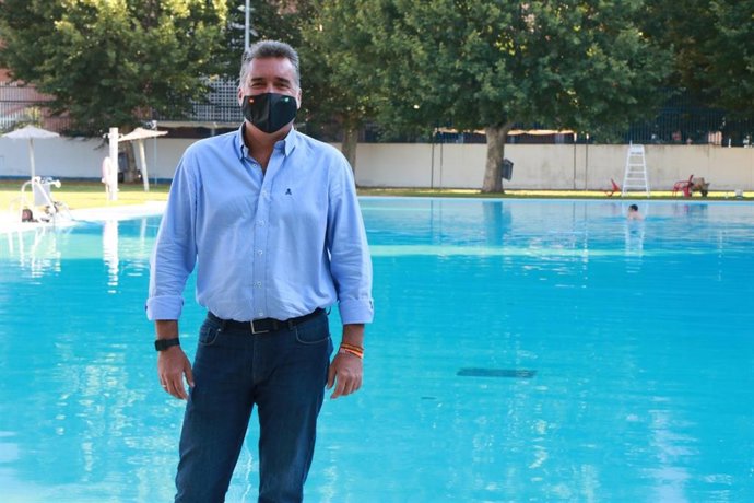 El delegado de Deportes en el Ayuntamiento de Córdoba, Manuel Torrejimeno, visita la piscina de la Fuensanta