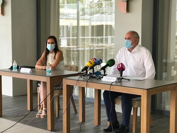 La presidenta de la Asociación de Hoteleros de Playa de Palma, Isabel Vidal, y el vicepresidente José Antonio Fernández de Alarcón.