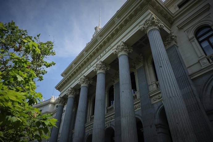 Economía/Bolsa.- El Ibex 35 pierde un 0,62% en la media sesión, pero aguanta los