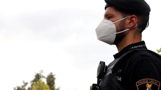 Agente de la Policía Local de València con mascarilla
