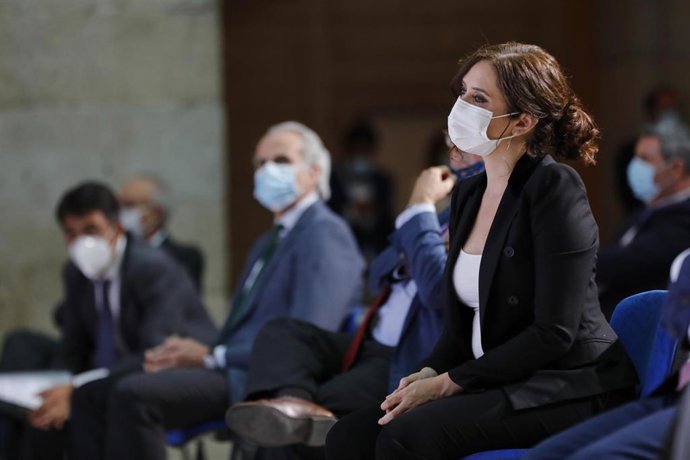 La presidenta de la Comunidad de Madrid, Isabel Díaz Ayuso, y el consejero de Sanidad, Enrique Ruiz Escudero, durante el homenaje organizado por el periódico 'La Razón' al personal sanitario implicado en la lucha contra el COVID-19, en Madrid (España).