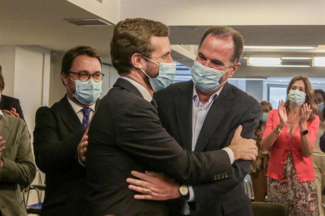El presidente nacional del Partido Popular, Pablo Casado (i) saluda al candidato popular a lehendakari en las pasadas elecciones vascas, Carlos Iturgaiz (d).