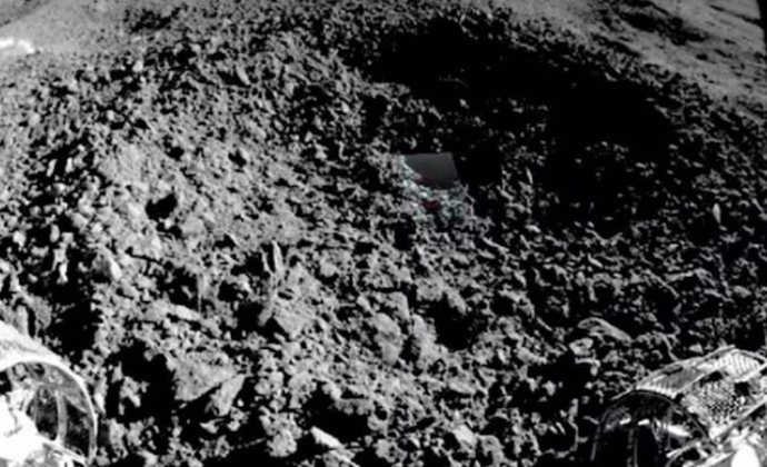 Extraño material hallado en un cráter lunar por el rover chino Yutu 2