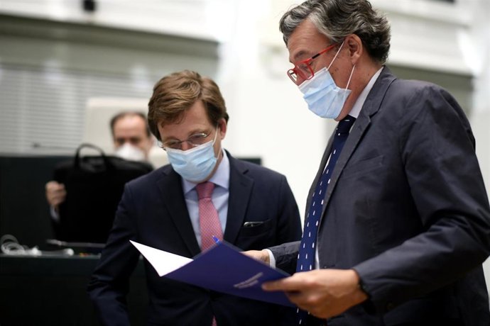 El alcalde de Madrid, José Luis Martínez Almeida (i), durante la sesión plenaria en el Palacio de Cibeles, sede del Ayuntamiento de Madrid.