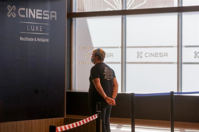Un trabajador protegido con mascarilla y mascarilla en las instalaciones del cine Cinesa LUXE Xanadú, situado en la localidad madrileña de Arroyomolinos. En Arroyomolinos, Madrid (España), a 19 de junio de 2020.