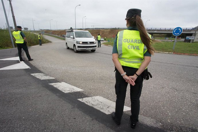 Punto de control de La Guardia Civil de Tráfico en la entrada a la Comunidad gallega a través de Ribadeo, municipio limítrofe con el Principado, en Ribadeo, Lugo, Galicia (España) a 6 de julio de 2020.