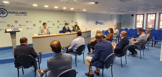 Imagen de la reunión en la sede del PPCyL.