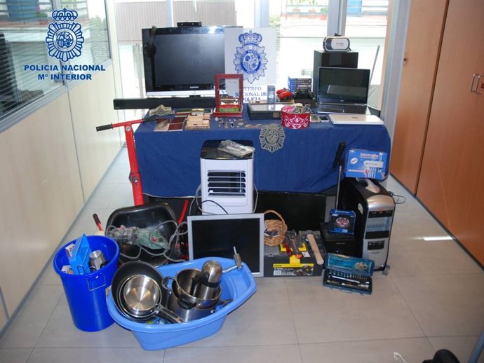 Efectos recuperados por la Policía Nacional tras detener al presunto autor de dos robos con fuerza en viviendas en Pamplona.