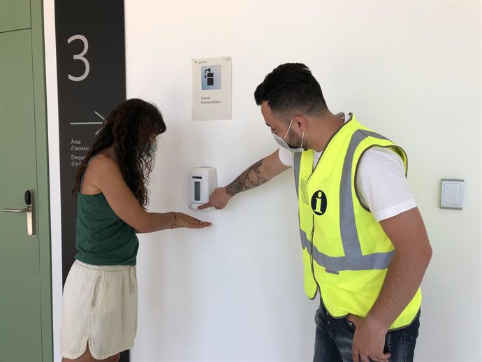 Un hombre cumple su condena haciendo trabajos comunitarios de prevención del coronavirus.