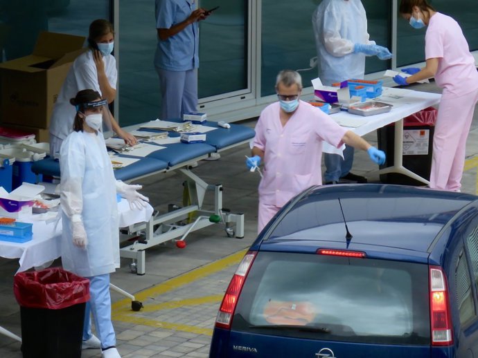 Personal sanitario del Hospital de Eibar realiza test PCR a conductores de vehículos en el parking del centro, en Eibar