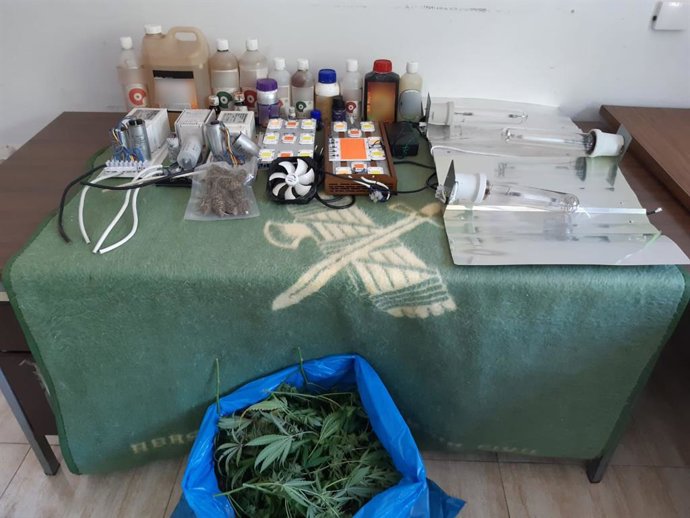 Marihuana y otros objetos incautados por la Guardia Civil
