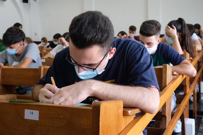 Estudiante realiza la prueba de acceso a la Universidad