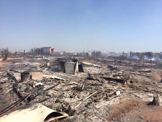 Incendio en asentamiento en Lepe (Huelva)