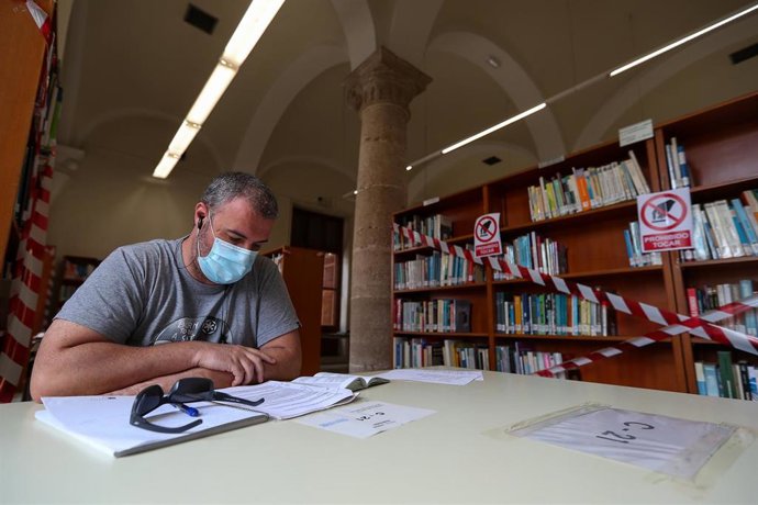 Varios usuarios hacen uso de las instalaciones de la biblioteca municipal de Valencia abierta hace un mes tras el parón por el coronavirus, pero en la que sólo desde esta semana, al entrar la Comunidad Valenciana