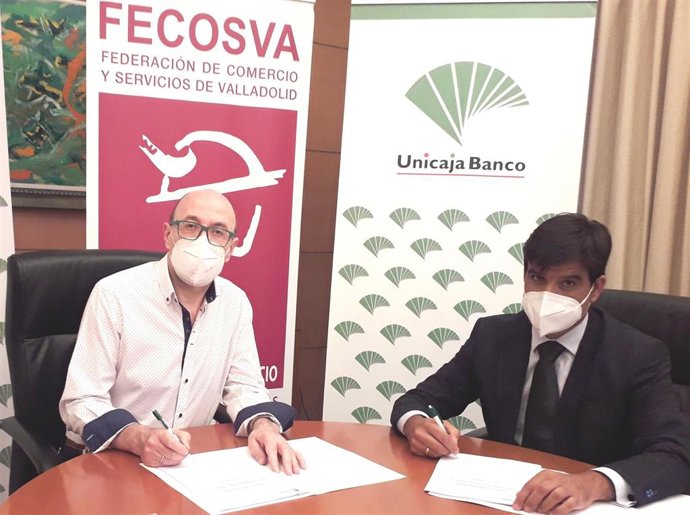 El presidente de Fecosva, Jesús Herreras (izquierda), y el director territorial de Unicaja Banco, Manuel Rubio (derecha), firman el convenio.