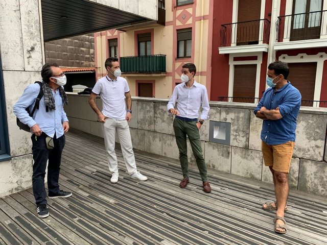 Ezkerretik eskuinera: Ibarrangeluko, Mundakako, Bermeoko eta Elantxobeko alkateak