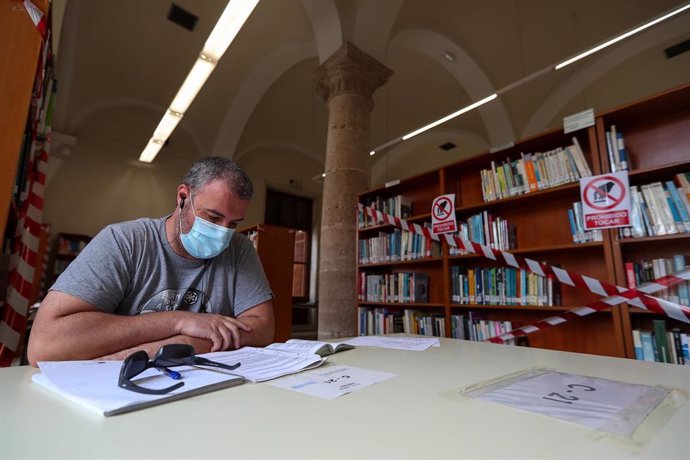 Varios usuarios hacen uso de las instalaciones de la biblioteca municipal de Valencia abierta hace un mes tras el parón por el coronavirus, pero en la que sólo desde esta semana, al entrar la Comunidad Valenciana