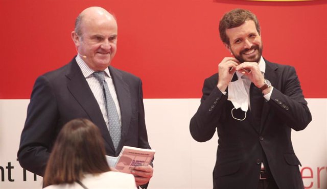 El presidente del PP, Pablo Casado (d) y el vicepresidente del BCE, Luis de Guindos (i),  durante  la presentación del libro del senador y abogado Fernando Martínez-Maíllo, en la Fundación ONCE, en Madrid (España), a 17 de julio de 2020.