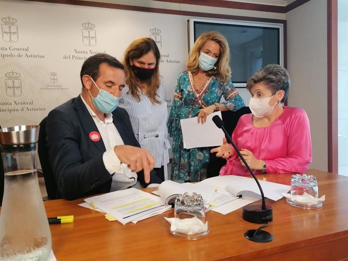 La portavoz del PP, Teresa Mallada, charla con las alcaldesas de Villayón, Estefanía González; Caravia, Salomé Samartino y el concejal de Economía del Ayuntamiento de Oviedo, Javier Cuesta.