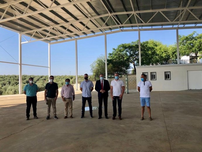 El delegado de Cohesión Territorial en la Diputación de Córdoba, Juan Díaz (tercero por la dcha.), en su visita a Fuencubierta