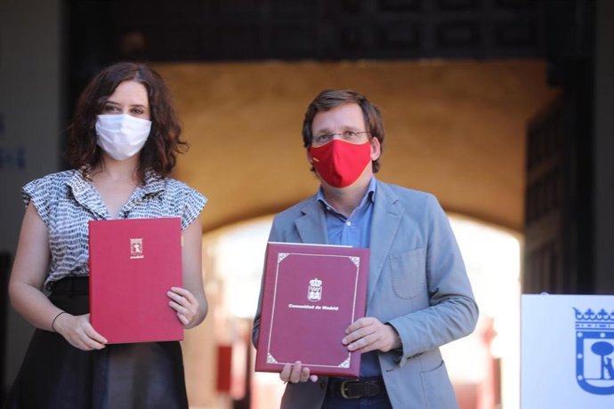 La presidenta de la Comunidad de Madrid, Isabel Díaz Ayuso, y el alcalde de Madrid, José Luis Martínez-Almeida, firman un convenio para la escuela taurina de Batán.