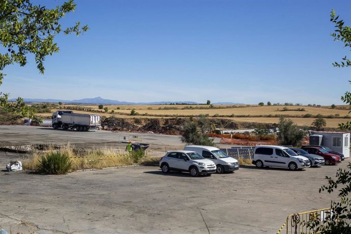 Comienza la retirada de los residuos tóxicos de la planta de reciclaje de Chiloeches cuatro años después del incendio