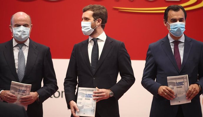 El presidente del PP, Pablo Casado, el vicepresidente del BCE, Luis de Guindos, y el senador y abogado Fernando Martínez-Maíllo. En Madrid (España), a 17 de julio de 2020.