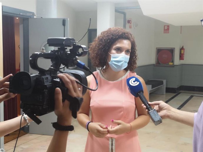 La socialista María Eugenia Limón, miembro de la Ejecutiva Provincial, tras el pleno de investidura como alcaldesa de Josefa González Bayo (Cartaya)