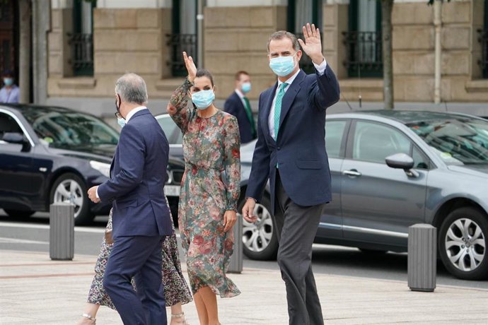 Acompañados del Lehendakari, Iñigo Urkullu, los Reyes Don Felipe y Doña Letizia saludan a su llegada al Museo Guggenheim Bilbao, donde visitan las exposiciones 'Olafur Eliasson: en la vida real' y 'Aprendiendo a través del arte 2020' en Bilbao, Vizcaya,