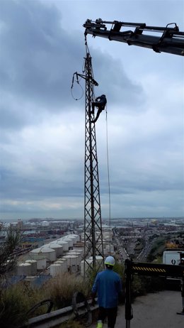 Endesa retira la última línea eléctrica de media tensión de la montaña de Montjuc (Barcelona)
