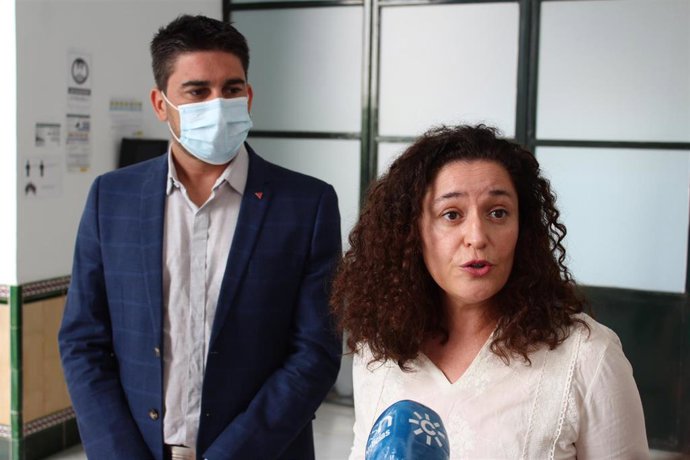 La portavoz parlamentaria de Adelante Andalucía, Inmaculada Nieto, atendiendo a los periodistas en el Parlamento