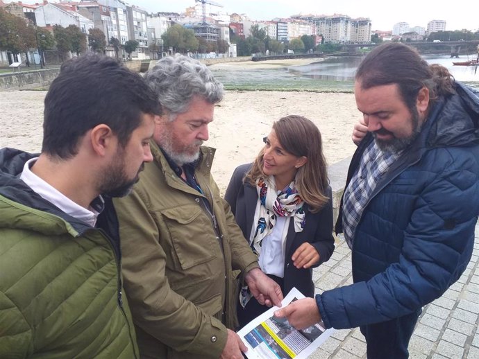 Los candidatos de Unidas Podemos, Antón Gómez  Reino, Juantxo López de Uralde y Yolanda Díaz, con el portavoz de Marea, Rubén Pérez, en el paseo de Bouzas