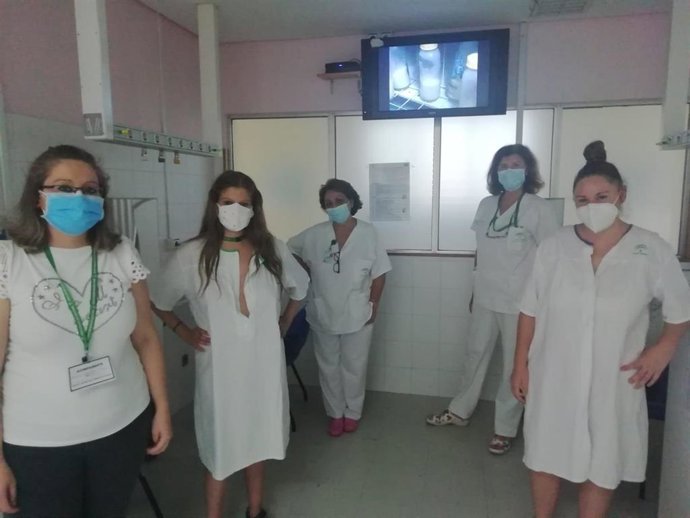 Madres junto a enfermeras que forman en lactancia