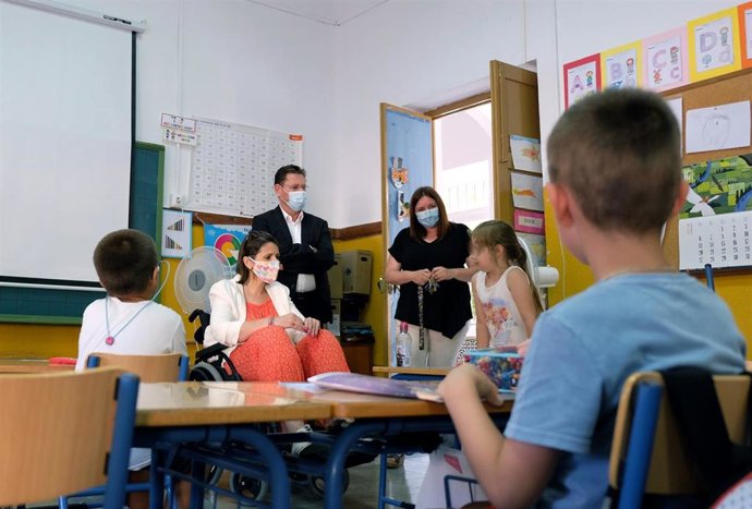 La delegada de Educación, Mercedes García Paine, visita el Programa de Refuerzo Estival en Málaga