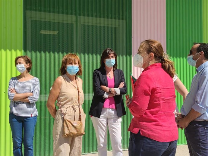 La portavoz del grupo municipal del PSOE en el Ayuntamiento de Zaragoza, Lola Ranera, y la concejal Inés Ayala en el Centro Municipal de Protección Animal (CEMPA)