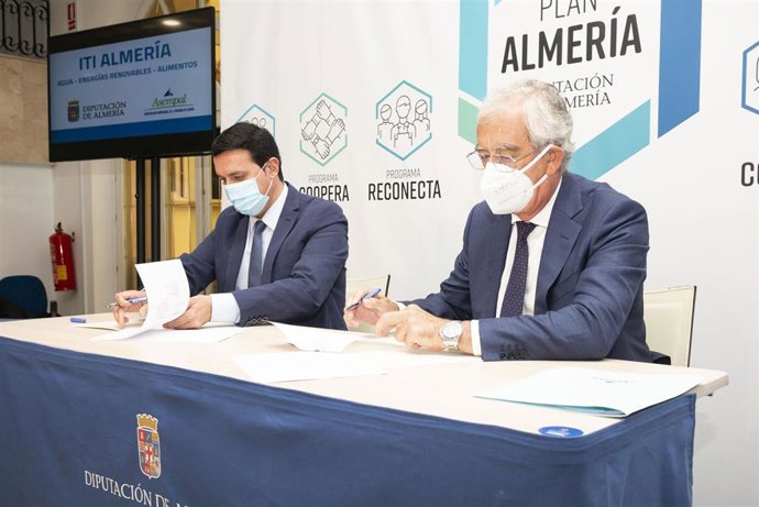 El presidente de la Diputación, Javier Aureliano García, y el presidente de Asempal, José Cano