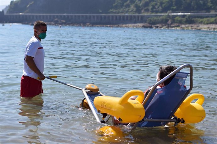 Cruz Roja ofrece el servicio de baño asistido en unas 50 playas por el Covid-19